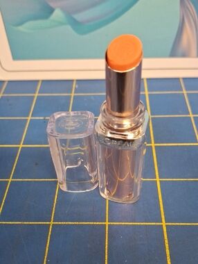 L'Oreal Women's Lipstick 140 Peach Charm